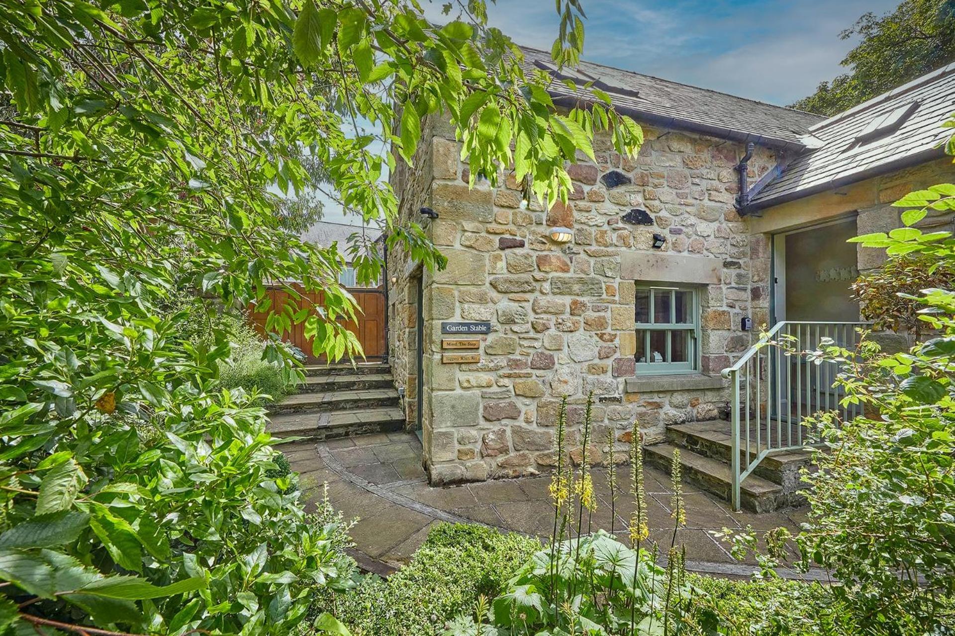 Garden Stable At Hallsteads: Luxury Stone Cottage, With Parking Alnmouth